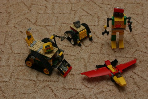 Уоли; робот, крилат-самолет | wall-E; robotman, winged-plane